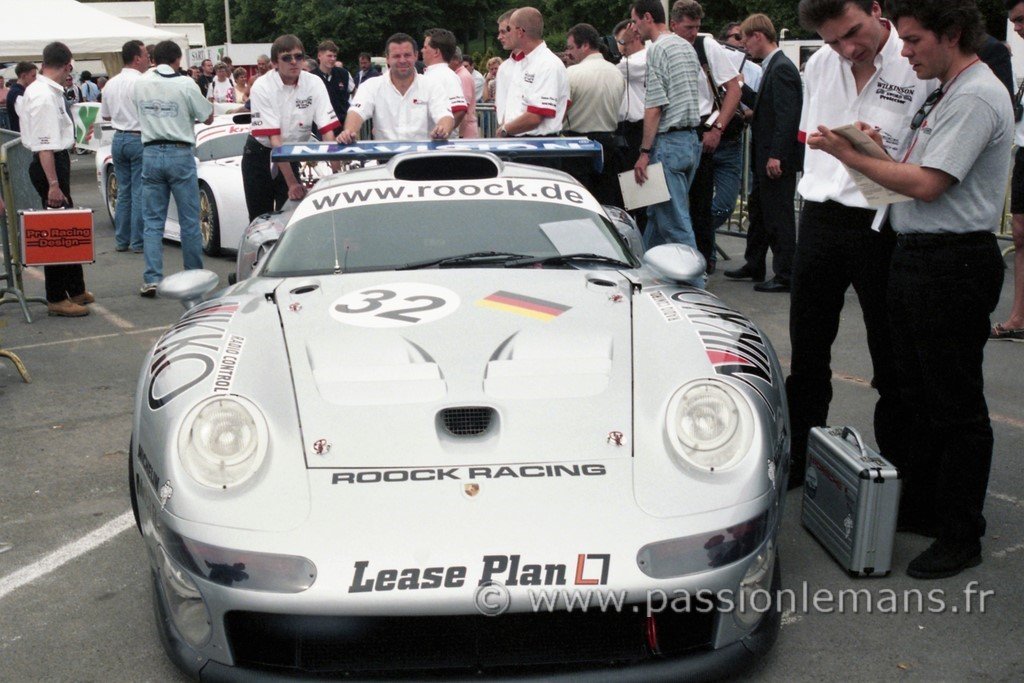 Porsche 911 GT1 N°32